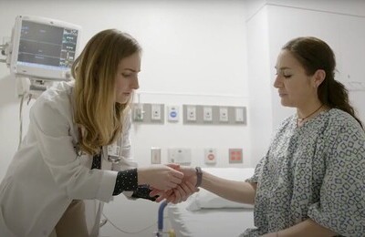 Кодирование Аквилонг в Петушках Врач держит пациентку за руку